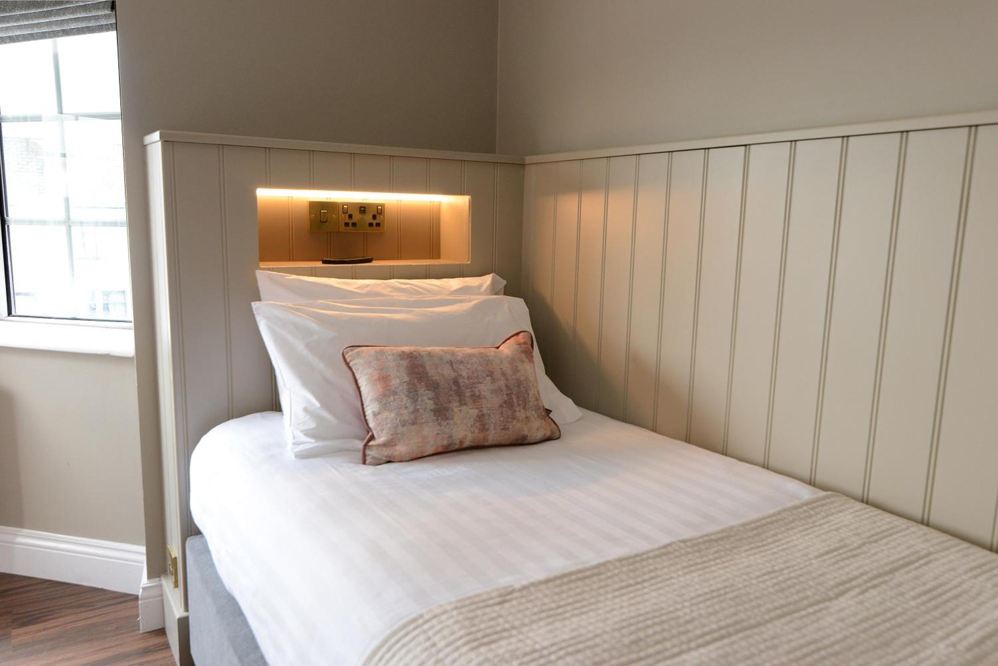 Urban Nest Townhouse Bed & Breakfast กัลเวย์ ภายนอก รูปภาพ