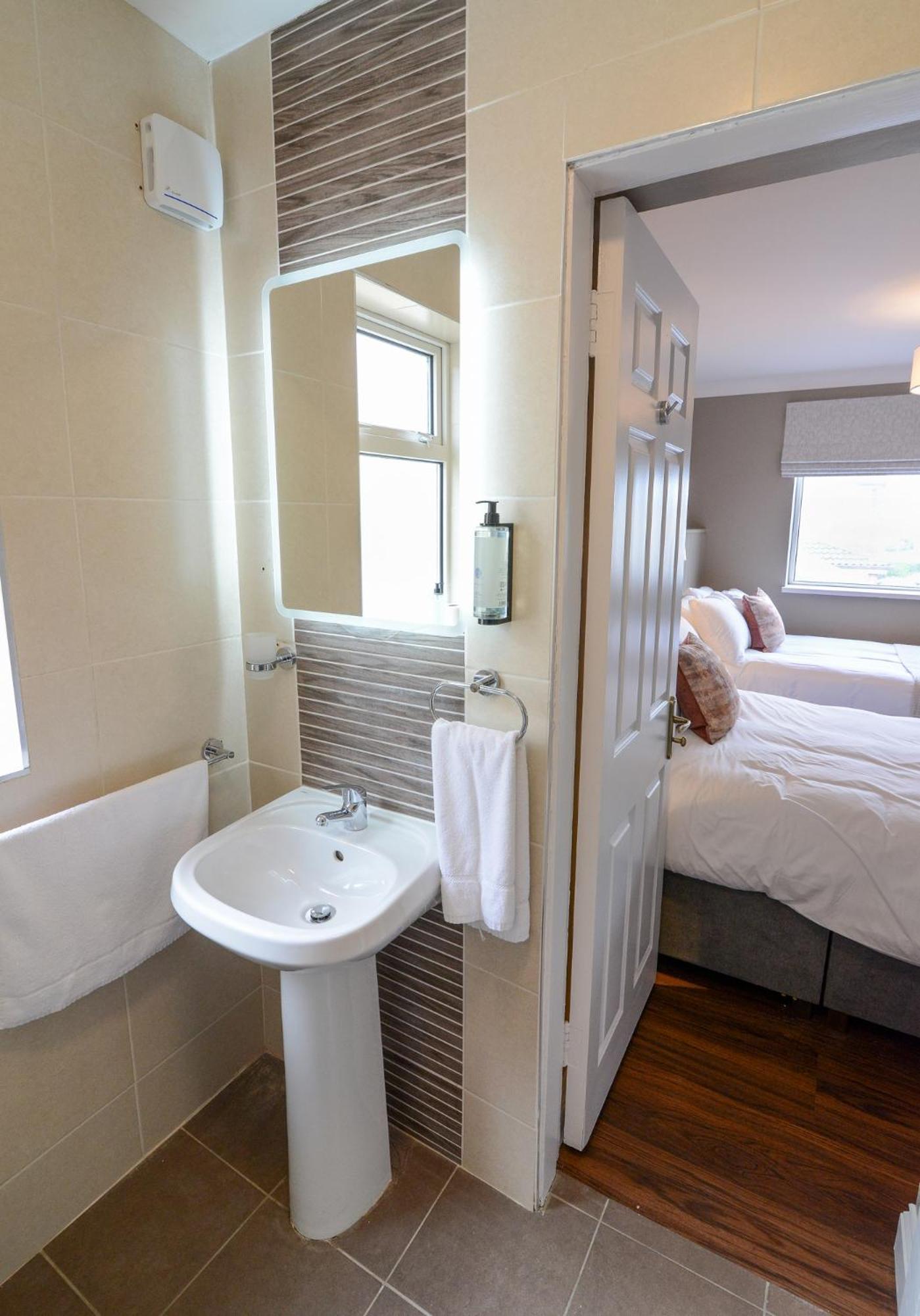 Urban Nest Townhouse Bed & Breakfast กัลเวย์ ภายนอก รูปภาพ